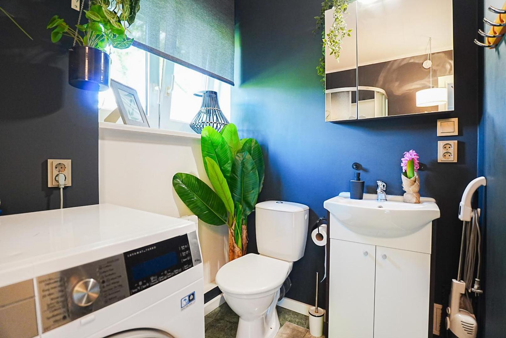 Cofy - Centrally Located, Quiet District, Air-conditioning, Free Parking, 24-7 Express Check-in-out, Close To Sea And Everything Need For Living! *
