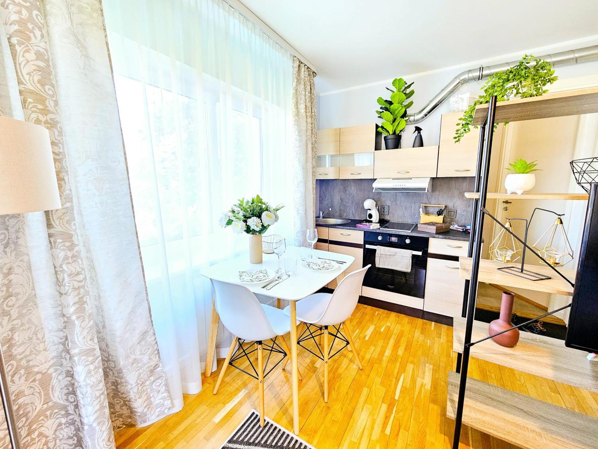 Cofy - Centrally Located, Quiet District, Air-conditioning, Free Parking, 24-7 Express Check-in-out, Close To Sea And Everything Need For Living! Tallinn
