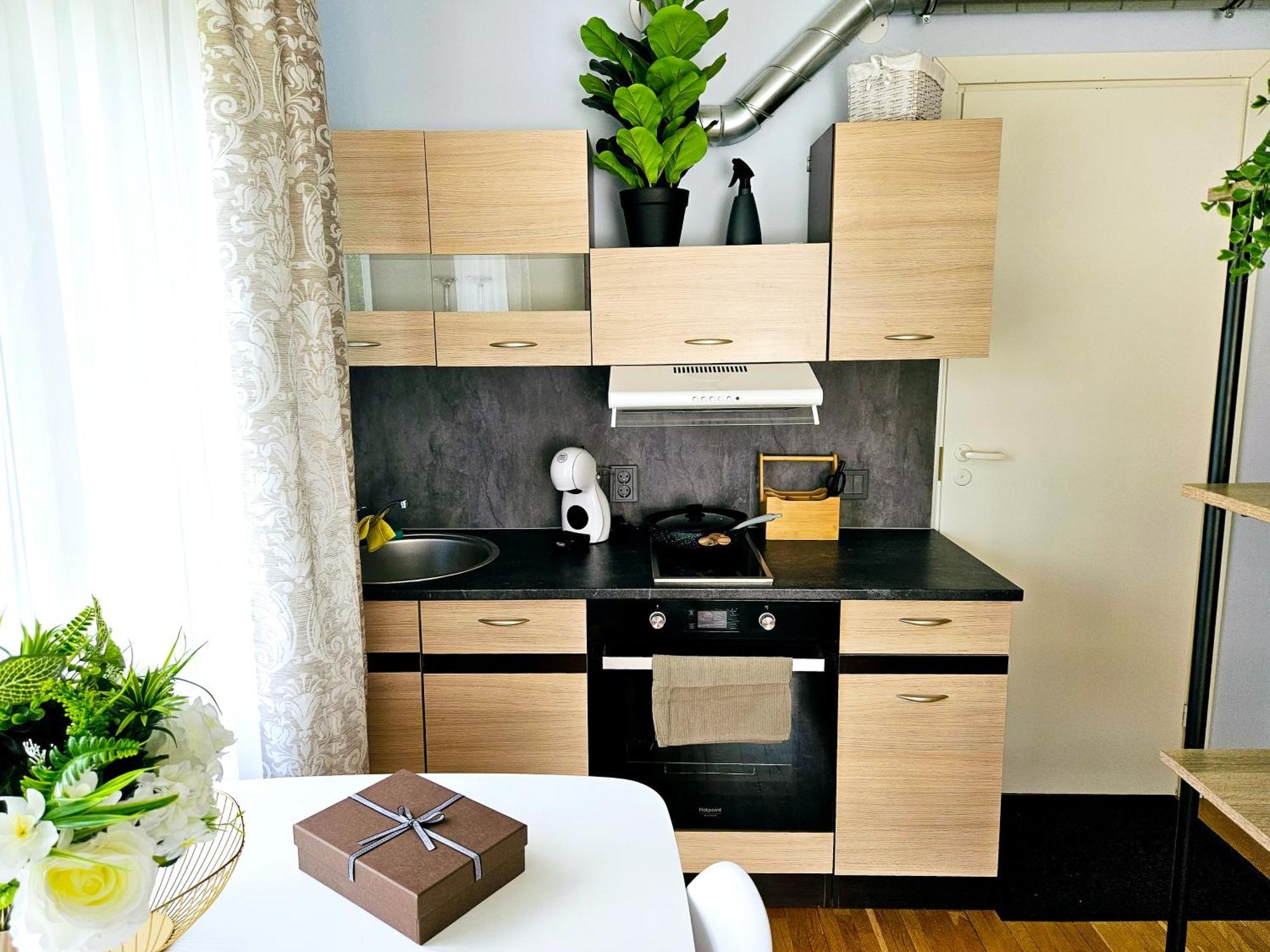 Cofy - Centrally Located, Quiet District, Air-conditioning, Free Parking, 24-7 Express Check-in-out, Close To Sea And Everything Need For Living! Appartement